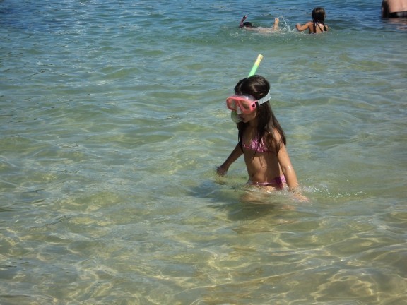 Menina utilizando máscara de mergulho e snorkel (Foto: Prefeitura de Bombinhas)