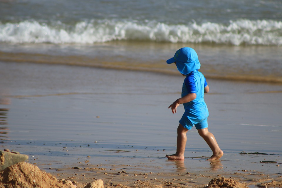 Menino correndo na praia