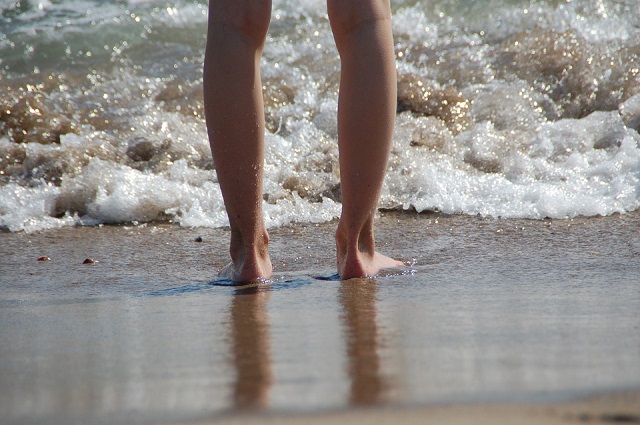 Molhando os pés na água do mar