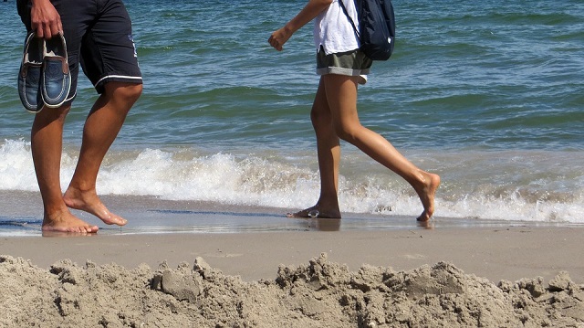 Caminhando na areia da praia