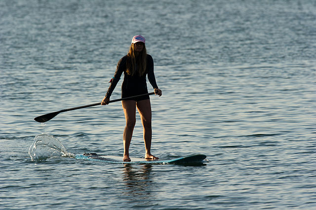 Mulher praticanto Stand Up Paddle (Foto: Wikipedia EN, Bill Ebbesen)