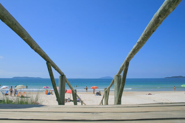 Praia de Quatro Ilhas, Bombinhas (Foto: Dmmpd, wikimedia)