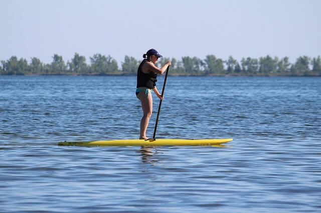 Praticando SUP (Foto: Banco de Imagens Pixabay)