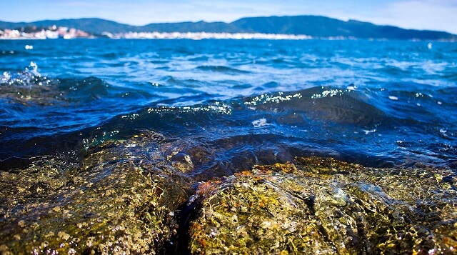 A água cristalina da Praia da Sepultura, uma das melhores para a prática do Stand Up Paddle em Bombinhas (Foto: Rodrigo Dalri, Features Design)