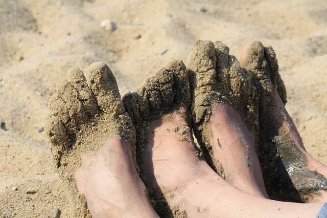 Pés molhados e com areia (Foto: Banco de imagens Pixabay)