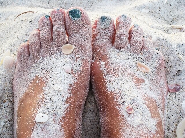 Pés na areia de quartzo das praias de Bombinhas (Foto: Banco de Imagens Pixabay)