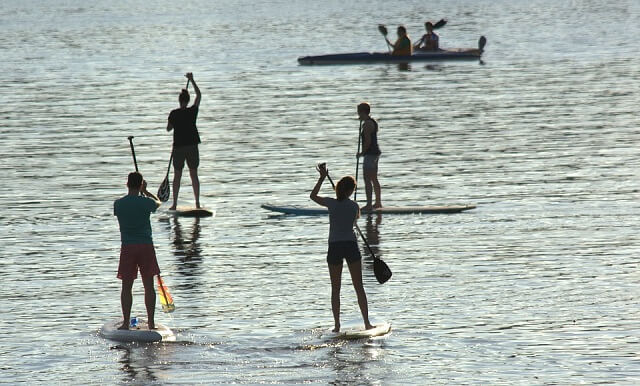 Pessoas paticando Stand Up Paddle (Foto: Banco de Imagens Pixabay)