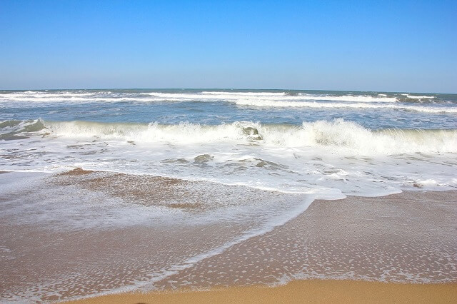 Areia e a água do mar (Foto: Banco de Imagens Pixabay)
