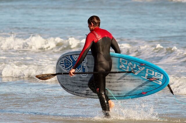 Entrando na água com equipamento de SUP (Foto: Banco de Imagens Pixabay)