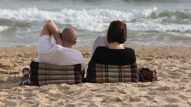 Casal descansando na praia (Foto: Banco de Imagens Pixabay)