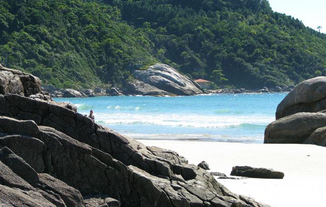 Rochas na Praia do Mariscal (Foto: Turismo Bombinhas)