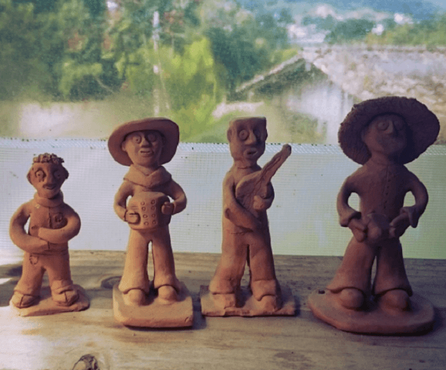 Tradições culturais de Bombinhas: bonecos de argila (Foto: Rodrigo Dalri)