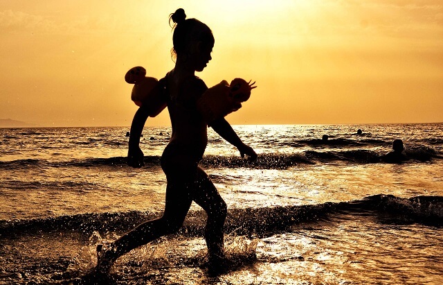 Garota na beira do mar (Foto: Banco de Imagens Pixabay)