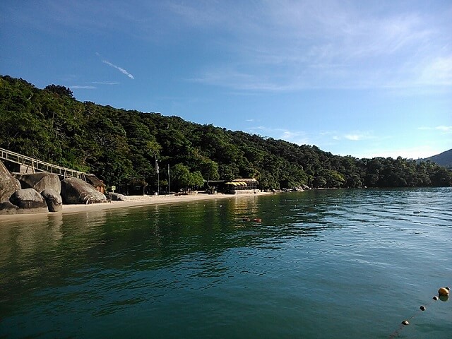 Águas e Praia da Ilha de Porto Belo (Foto: Divulgação Ilha de Porto Belo)