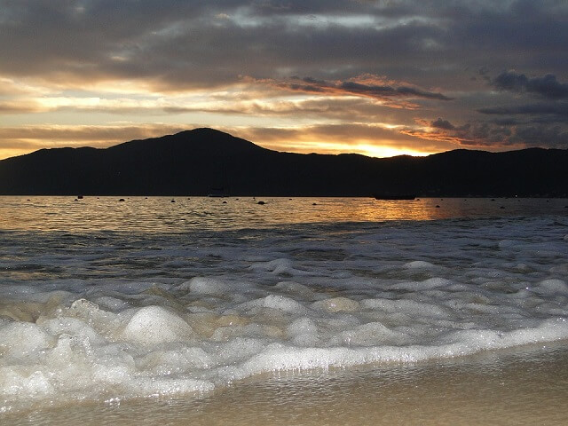Praia de Bombinhas (Foto: Banco de Imagens Pixabay)