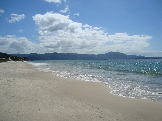 Praia de Bombinhas (Foto: Banco de Imagens Pixabay)