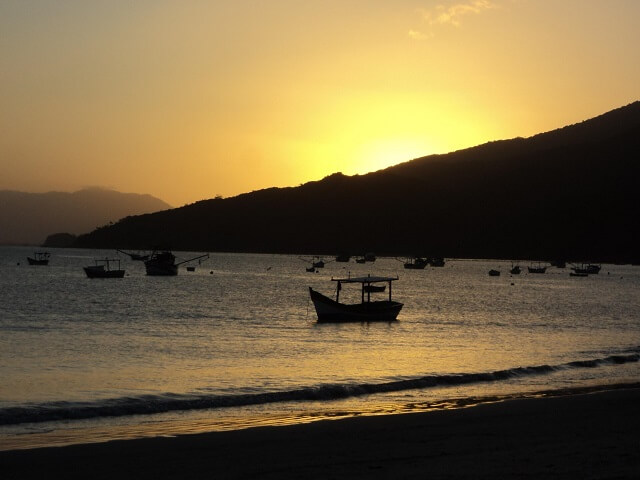Pôr do sol na baía de Zimbros (Foto: Turismo Bombinhas)