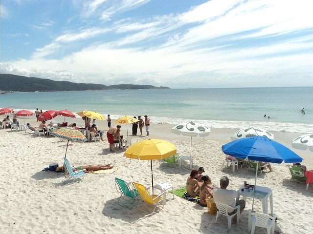 praia de Bombinhas no verão (Foto: Turismo Bombinhas)