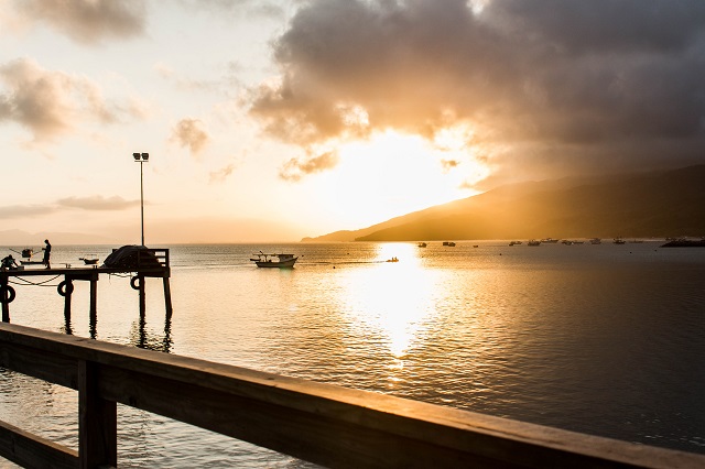 Pôr do sol na Baía de Zimbros (foto: Rodrigo Dalri)
