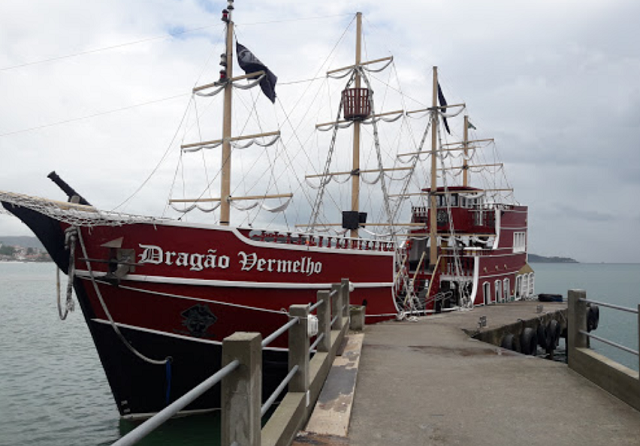 Passeio de barco pirata (Fonte: Piratas Bombinhas)