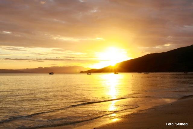 O pôr do sol de março e abril em Bombinhas (Foto: Turismo Bombinhas)