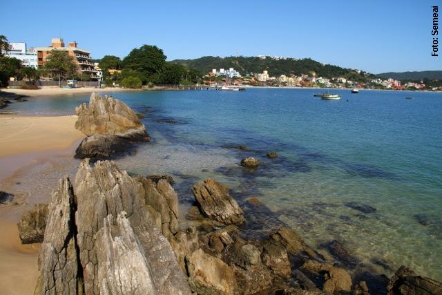 Praia da Lagoinha, no centro de Bombinhas (Foto: Turismo Bombinhas)