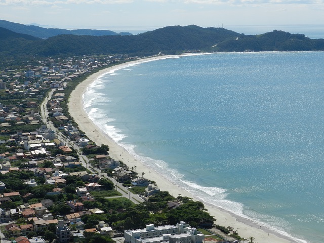 Canto Grande e Mariscal nos meses de março e abril em Bombinhas (Foto: Turismo Bombinhas)