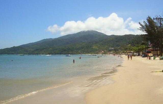 Praia de Zimbros, que dá acesso a trilha do Parque Natural Municipal da Costeira de Zimbros (Foto: Turismo Bombinhas)