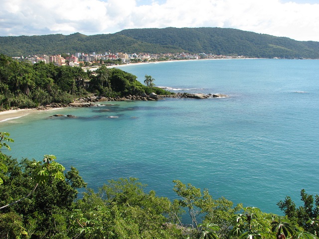 Praia do Ribeiro e Praia de Bombas ao fundo (Foto: Turismo Bombinhas)