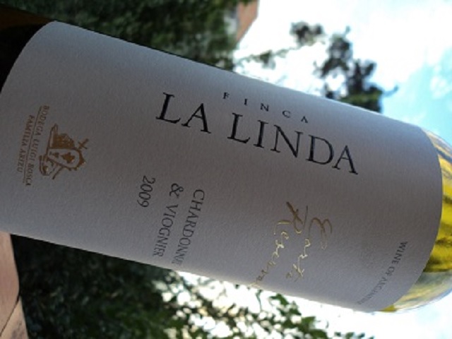 O Finca la Linda Chardonnay é uma das melhores opções para acompanhar o caviar de Bombinhas. Fonte: Universo dos Vinhos.