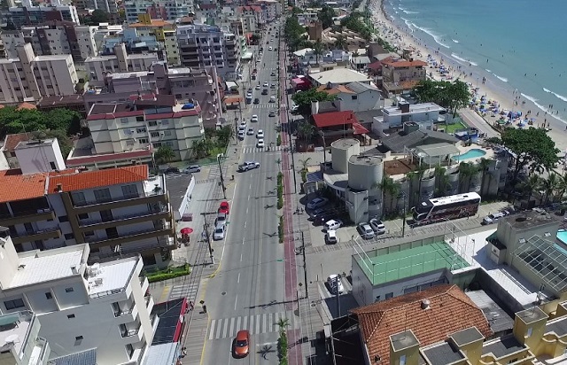 Avenida de Bombas, entrada do município de Bombinhas. Fonte: Features Design.