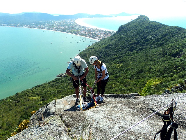 As belezas de Bombinhas em harmonia com a natureza. Fonte: Turismo Bombinhas.