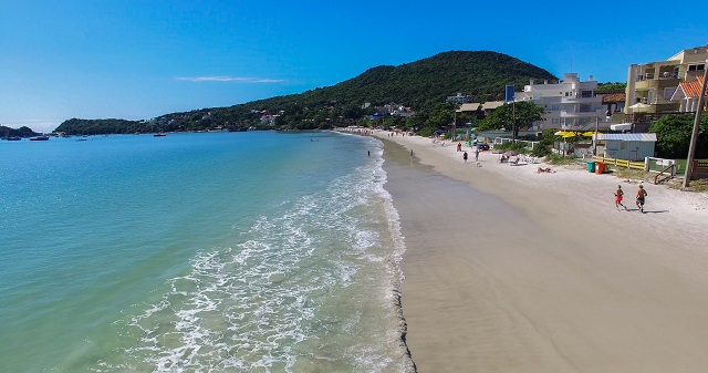 Praia de Bombinhas é considerada um dos melhores lugares para mergulhar em Bombinhas. Fonte: Features Design.