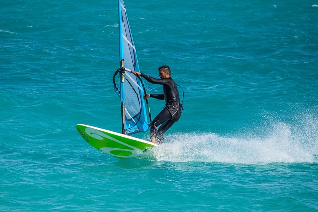 Windsurf é uma sugestão de prática na Praia de Zimbros, em Bombinhas. Fonte: Pixabay.