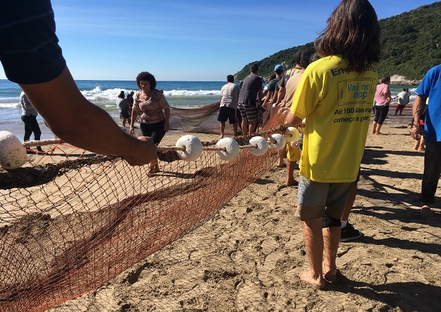 Pesca Artesanal da Tainha na Praia do Retiro dos Padres, em Bombinhas. Fonte: Features Design/Victor Novack.