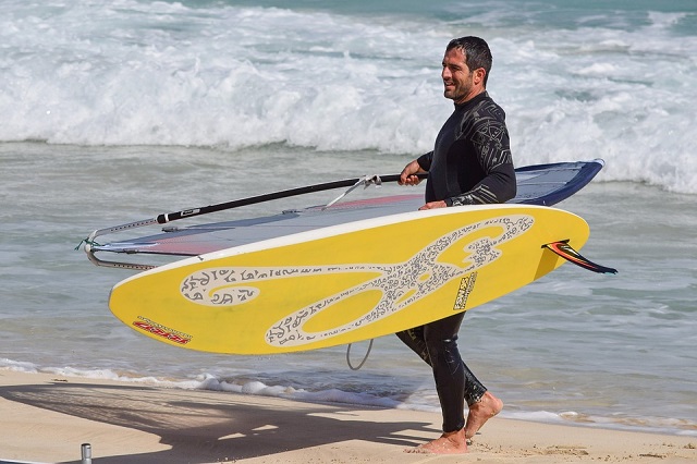 Venha praticar windsurf em Bombinhas. Fonte: Pixabay.