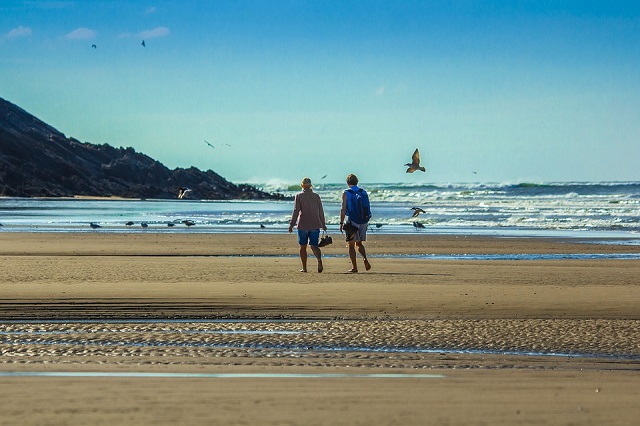 Caminhada coletiva na praia é ideal para praticar em todas as idades. Fonte: Pixabay.