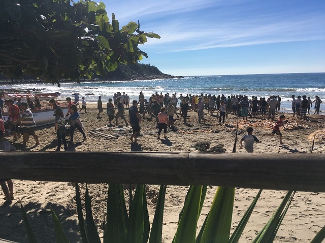 A movimentação da Pesca Artesanal da Tainha na Praia do Retiro dos Padres, em Bombinhas. Fonte: Features Design/Victor Novack.