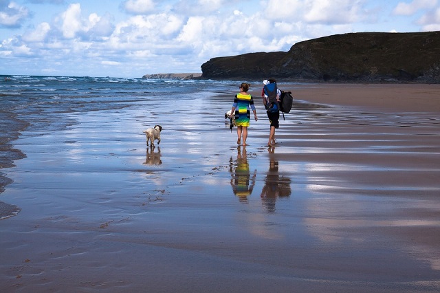 Faça uma caminhada coletiva na praia. Fonte: Pixabay.