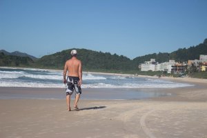 Caminhada na Praia de Quatro Ilhas. Fonte: Features Design/Rodrigo Dalri.