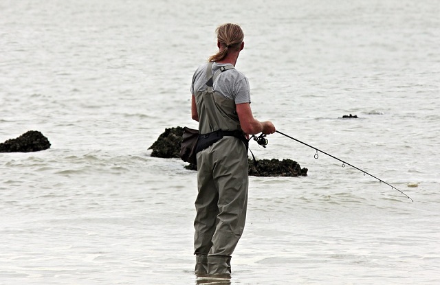 Pesca esportiva nas praias de Bombinhas. Fonte: Pixabay.