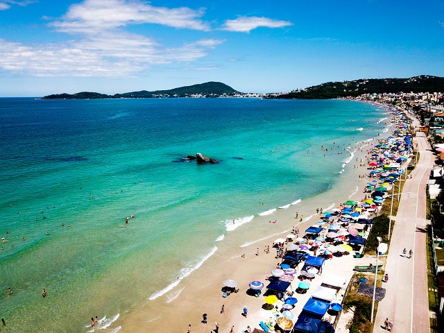 Praia e orla de Bombas, em Bombinhas. Fonte: Rodrigo Dalri.