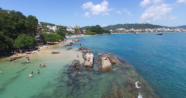 Praia da Lagoinha em Bombinhas. Fonte: Features Design.