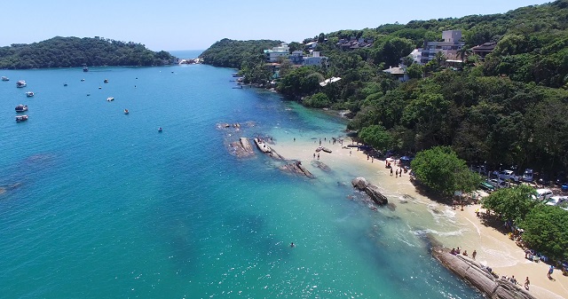 Região entre as praias da Lagoinha e Sepultura é uma das mais requisitadas para mergulho de snorkeling em Bombinhas. Fonte: Features Design.