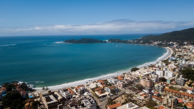 Extensão total da Praia de Bombinhas, Santa Catarina. Fonte: Rodrigo Dalri.