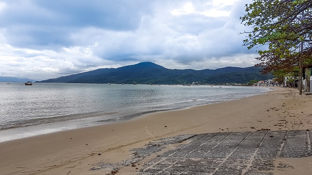 As águas tranquilas da Praia de Morrinhos e Zimbros, em Bombinhas. Fonte: Rodrigo Dalri.