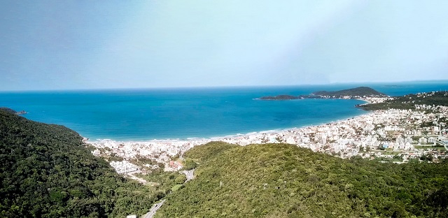 Praia de Bombas é a primeira a ser avistada ao chegar em Bombinhas. Fonte: Rodrigo Dalri.