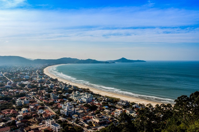 Praia do Mar de Fora, no Canto Grande, está no topo da lista das maiores praias de Bombinhas. Fonte: Rodrigo Dalri.