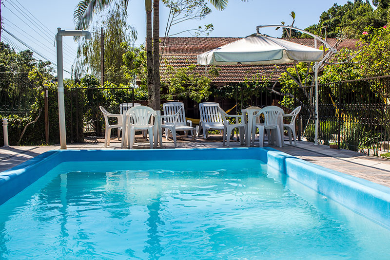 Pousada com piscina em Bombinhas. Fonte: Features Design.