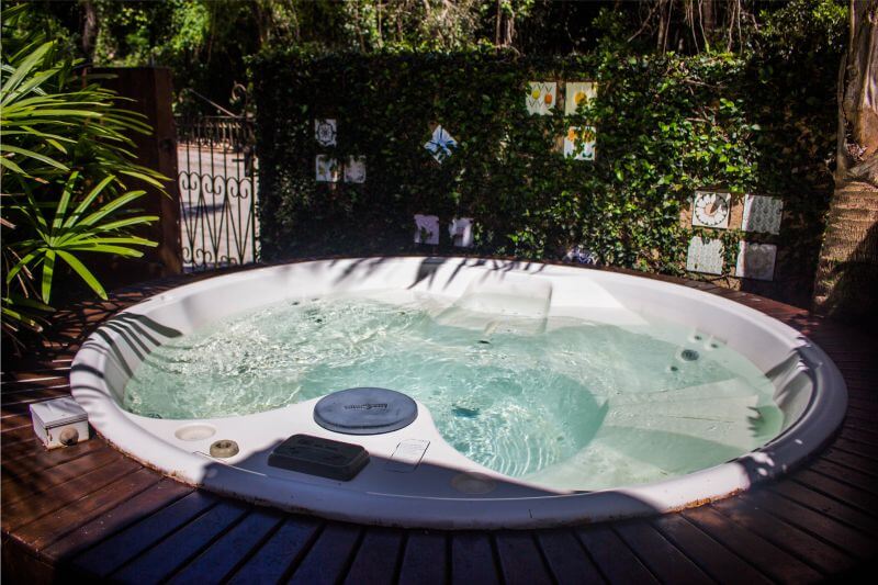 Pousada com hidromassagem em Bombinhas. Fonte: Features Design.